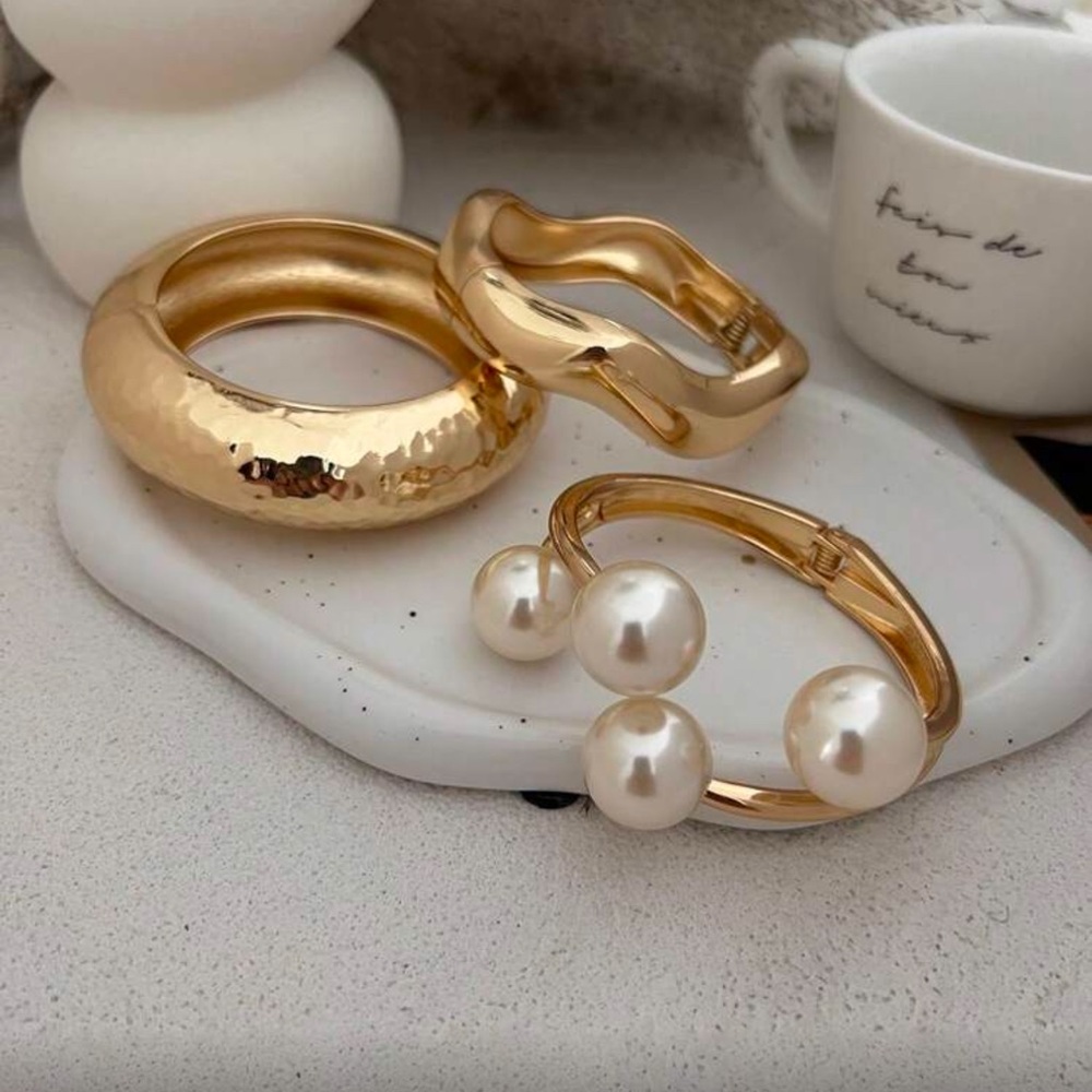 Elegant Gold and Pearl Bracelet Set - Picture 4 of 4